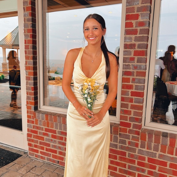 Elegant Yellow Evening Gown - Picture 3 of 4